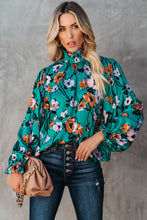 Blusa con cuello alto y fruncido con estampado floral