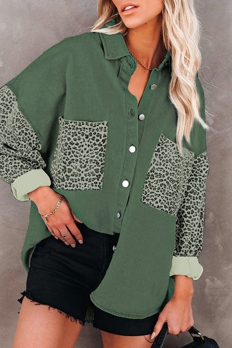 Chaqueta vaquera de leopardo en contraste azul cielo