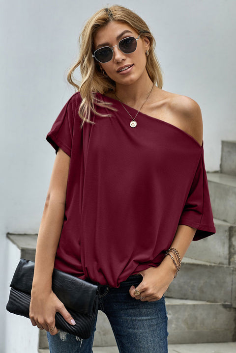 Top holgado informal con cuello oblicuo y hombros descubiertos