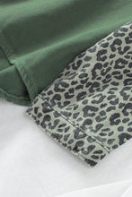 Chaqueta vaquera de leopardo en contraste azul cielo