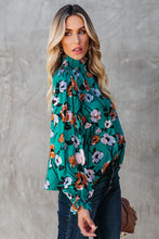 Blusa con cuello alto y fruncido con estampado floral