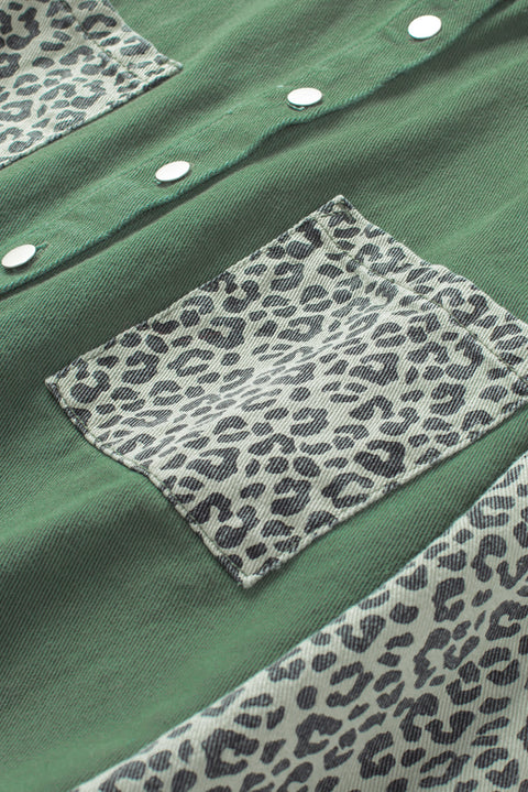 Chaqueta vaquera de leopardo en contraste azul cielo