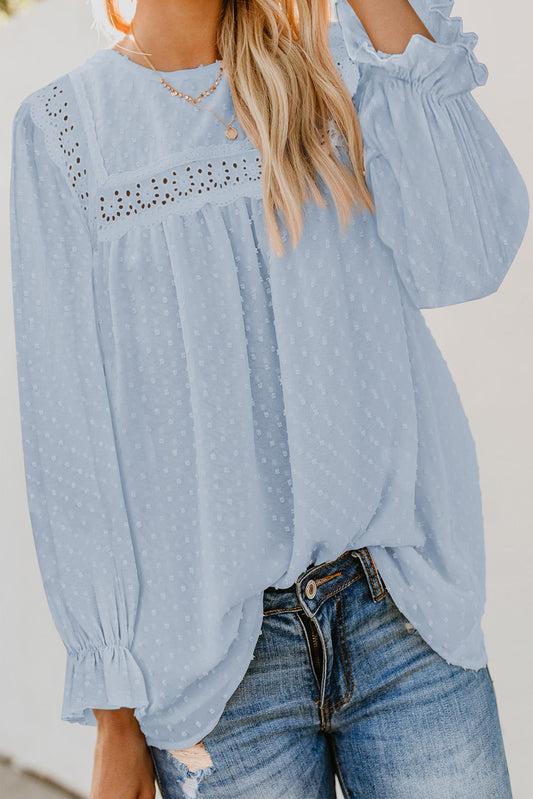 Blusa con mangas con volantes y lunares suizos