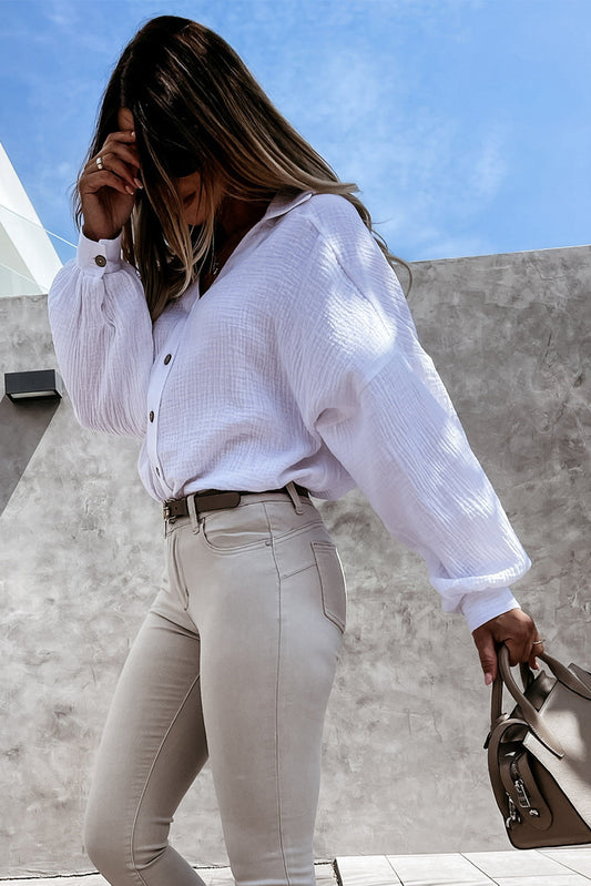 Camisa con puños arrugados y cuello en V con cuello vuelto