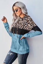 Sudadera con capucha y diseño teñido anudado con estampado de leopardo