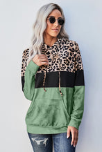 Sudadera con capucha y diseño teñido anudado con estampado de leopardo